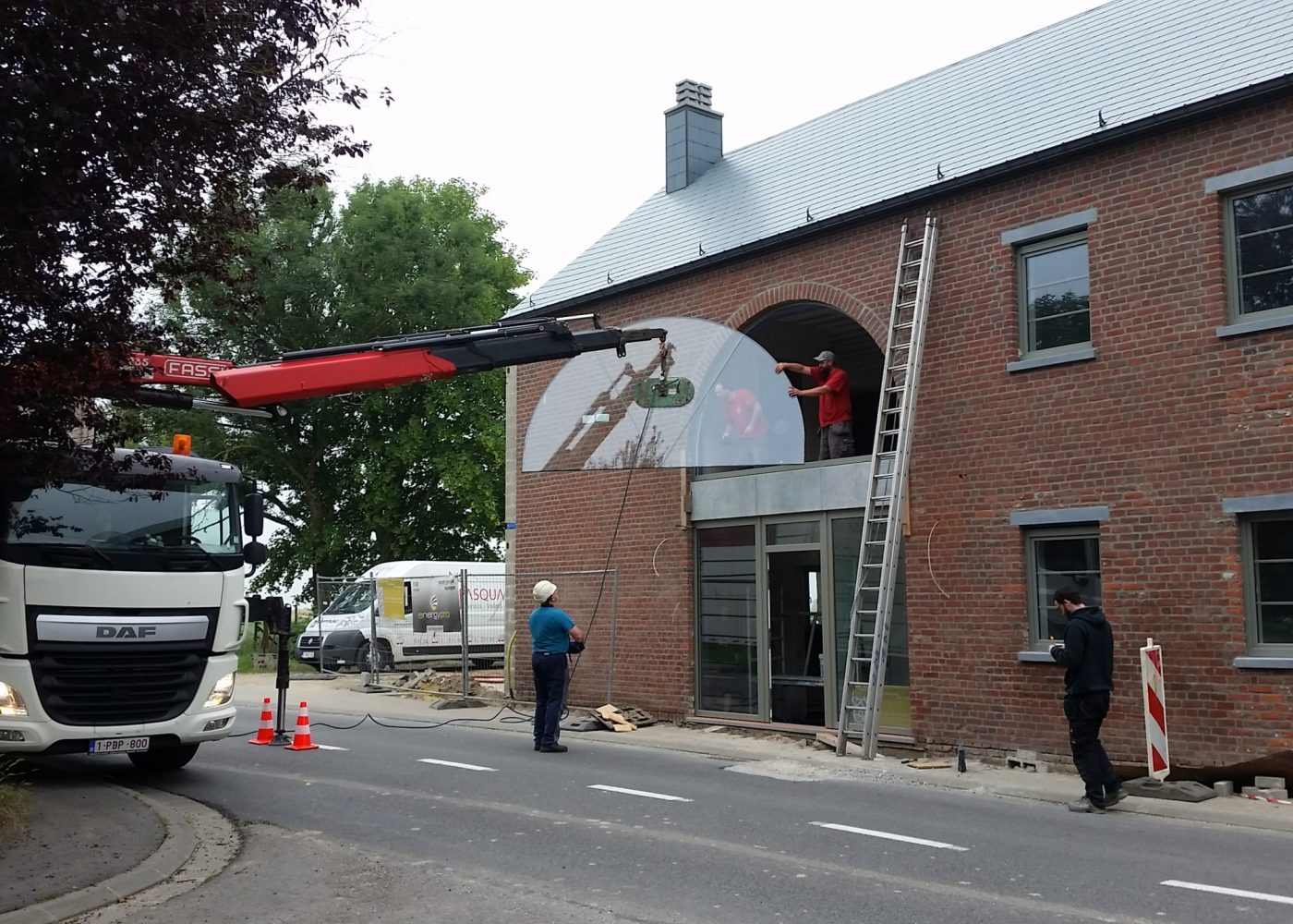 Pose à la grue de fenêtres double vitrage à Charleroi